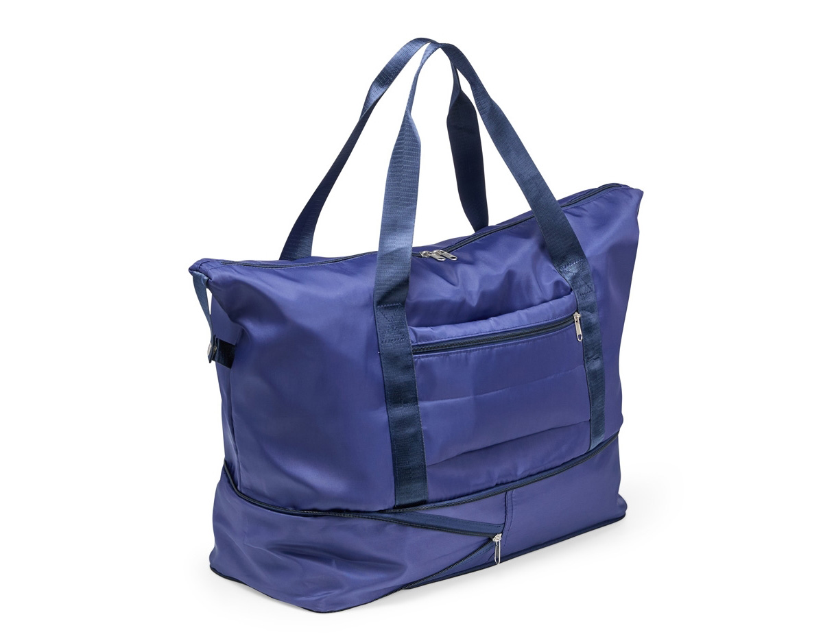 Bolsa esportiva com capacidade expansível de até 32 litros, ideal para transportar roupas, calçados e equipamentos. Feita em poliéster resistente à água, possui alças reforçadas, dois bolsos internos (um com zíper e outro dividido) e bolso externo. O compartimento inferior permite ampliar o espaço conforme a necessidade.