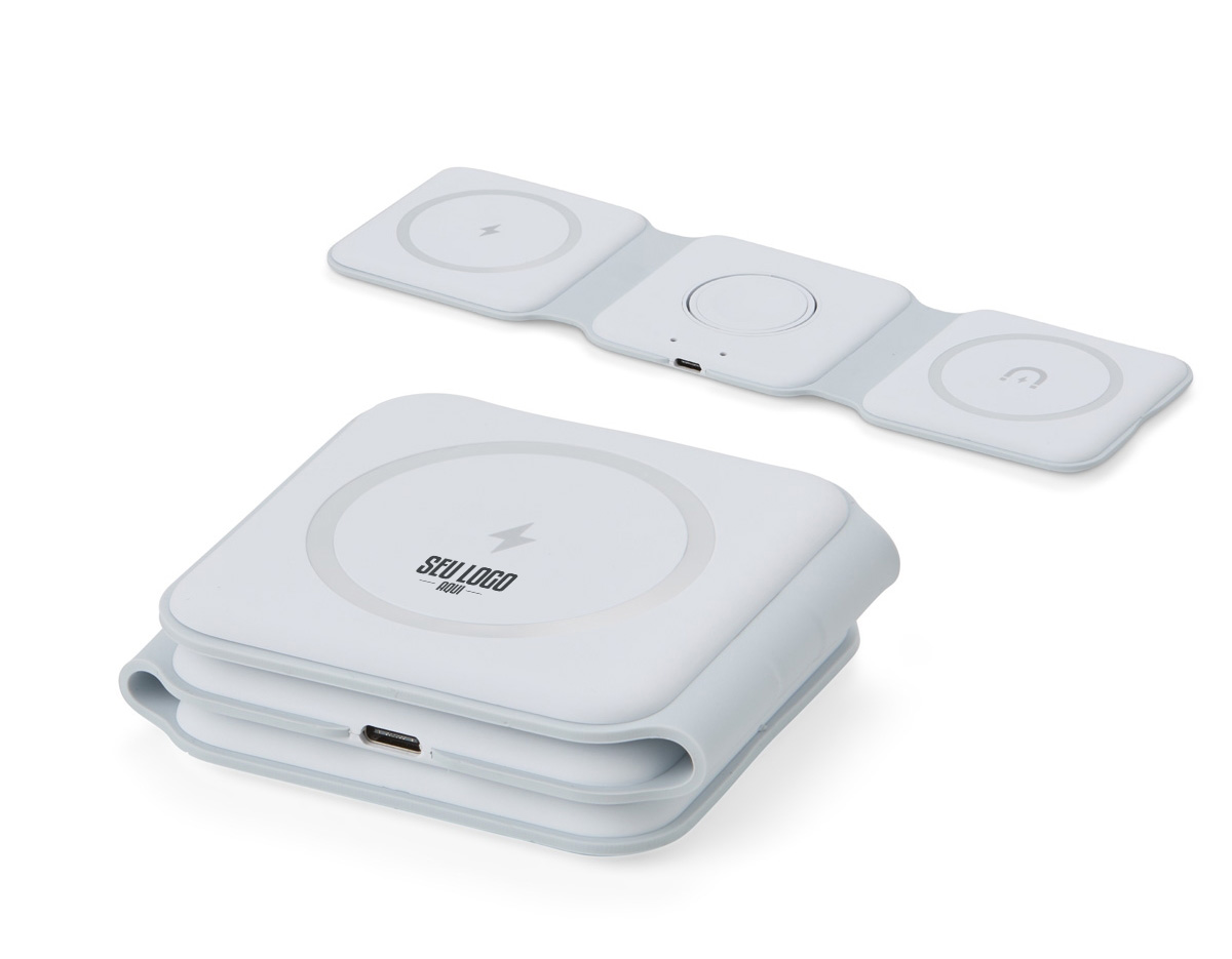 Mantenha os dispositivos carregados de forma simples e prática com o nosso carregador via indução 3 em 1. Basta conectar o carregador na energia via cabo USB-C para começar a usufruir o carregamento de até 3 dispositivos diferentes através da conexão magnética dos aparelhos, como celulares, Apple Watch e o case dos fones da linha AirPod. Acompanha cabo USB-C e manual de instruções em inglês.