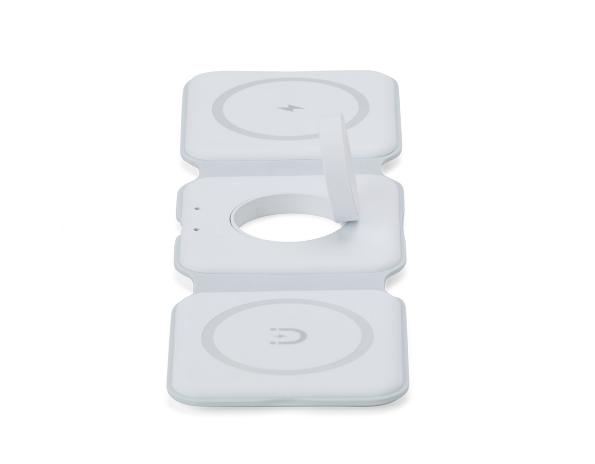 Mantenha os dispositivos carregados de forma simples e prática com o nosso carregador via indução 3 em 1. Basta conectar o carregador na energia via cabo USB-C para começar a usufruir o carregamento de até 3 dispositivos diferentes através da conexão magnética dos aparelhos, como celulares, Apple Watch e o case dos fones da linha AirPod. Acompanha cabo USB-C e manual de instruções em inglês.
