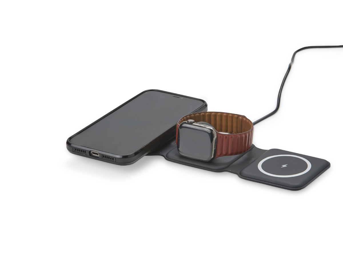 Mantenha os dispositivos carregados de forma simples e prática com o nosso carregador via indução 3 em 1. Basta conectar o carregador na energia via cabo USB-C para começar a usufruir o carregamento de até 3 dispositivos diferentes através da conexão magnética dos aparelhos, como celulares, Apple Watch e o case dos fones da linha AirPod. Acompanha cabo USB-C e manual de instruções em inglês.