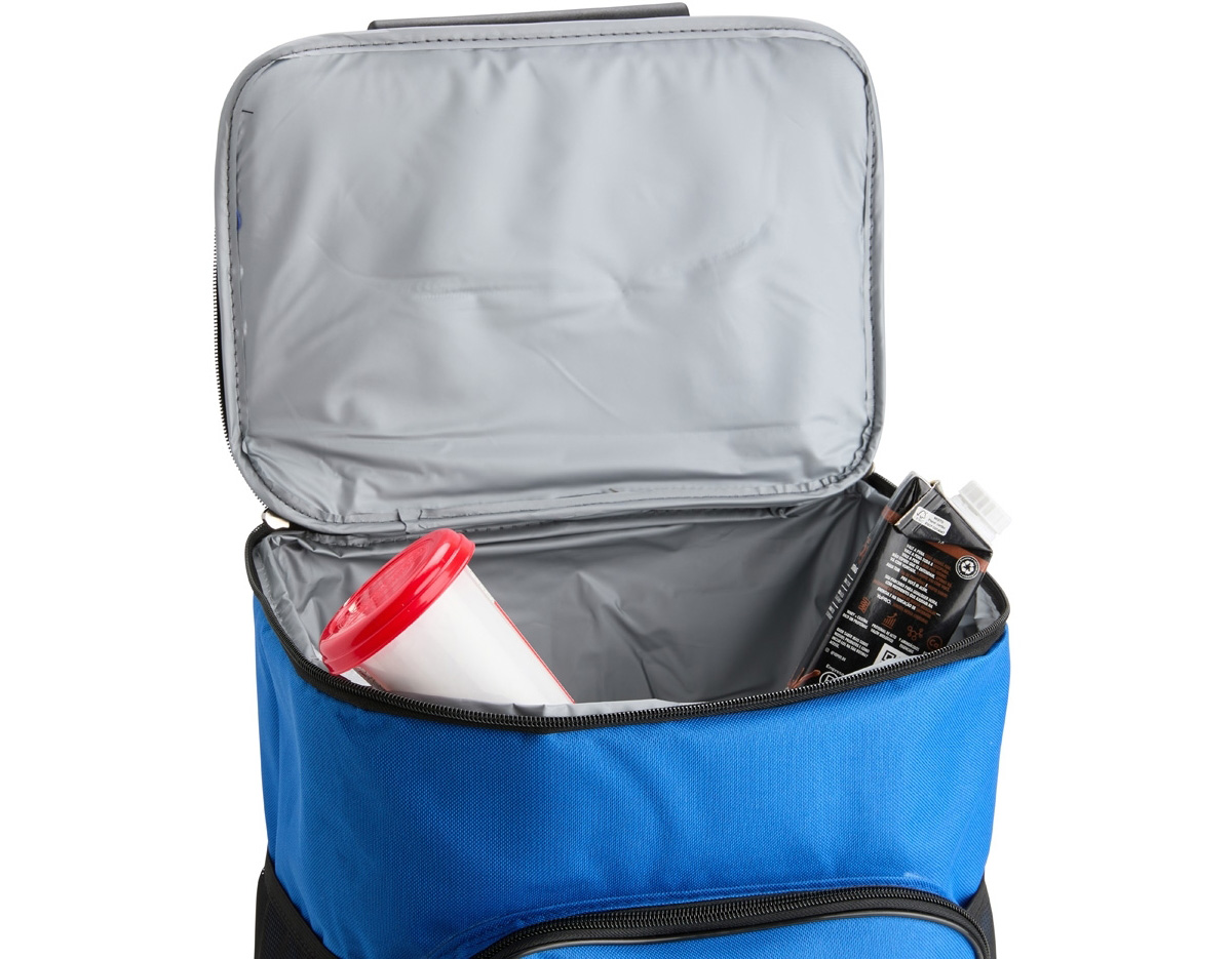 Bolsa térmica com rodinhas, capacidade de até 23?L, ideal para manter alimentos frescos em diferentes ocasiões. Produzida em poliéster resistente à água, com revestimento interno em PEVA atóxico e antivazamento. Possui bolso frontal, dois bolsos laterais em tela e freios removíveis com velcro.