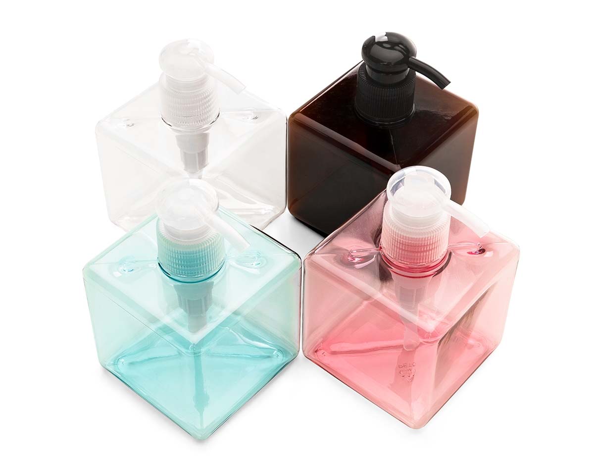 Frasco de 280ml em plástico colorido fosco, com tampa rosquável e válvula pump. A tampa possui uma trava de segurança, permitindo travar o produto ao pressionar e girar a parte superior, garantindo maior praticidade e segurança no uso.