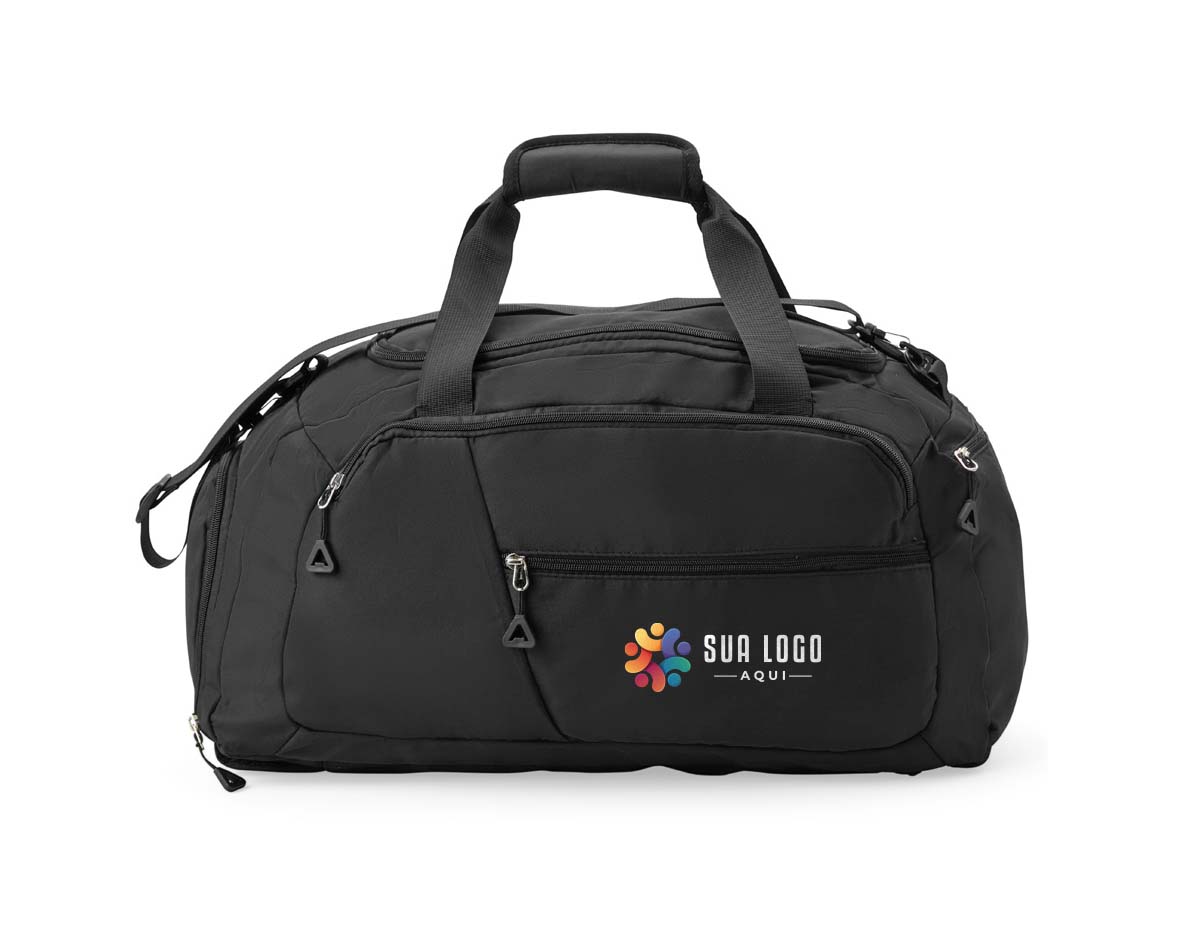 Bolsa esportiva de 28L feita em Oxford resistente à água. Possui quatro compartimentos principais, incluindo um bolso lateral ideal para calçados ou roupas molhadas. Pode ser transportada com alças de mão, alça transversal removível ou como mochila, com alças traseiras e acesso principal pela lateral.