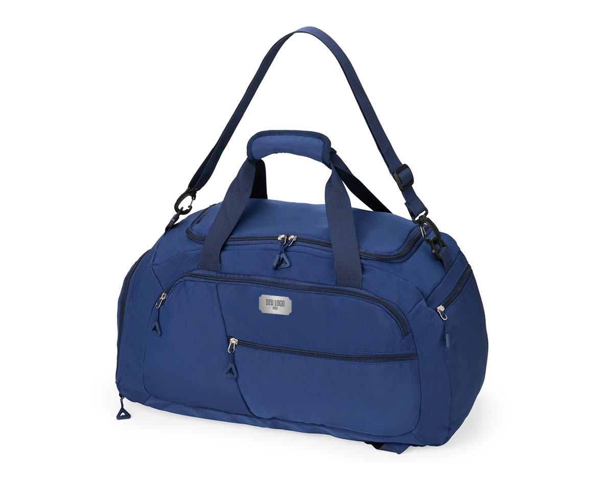 Bolsa esportiva de 28L feita em Oxford resistente à água. Possui quatro compartimentos principais, incluindo um bolso lateral ideal para calçados ou roupas molhadas. Pode ser transportada com alças de mão, alça transversal removível ou como mochila, com alças traseiras e acesso principal pela lateral.