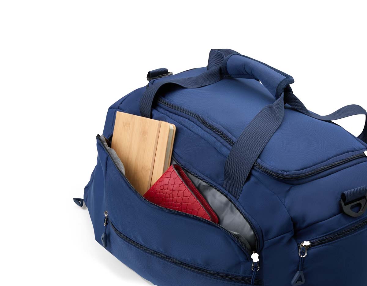 Bolsa esportiva de 28L feita em Oxford resistente à água. Possui quatro compartimentos principais, incluindo um bolso lateral ideal para calçados ou roupas molhadas. Pode ser transportada com alças de mão, alça transversal removível ou como mochila, com alças traseiras e acesso principal pela lateral.