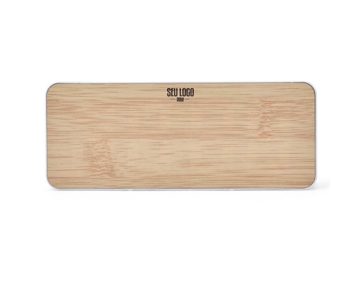 Relógio despertador feito em bambu e plástico, com painel LED que exibe hora, data e temperatura ambiente. Conta com alarme programável, com ajuste de frequência sonora e dias da semana. A luminosidade do display possui três níveis. Pode ser alimentado por 1 pilha AAA (não inclusa) ou via cabo USB 5V (incluso), unindo funcionalidade e design moderno.