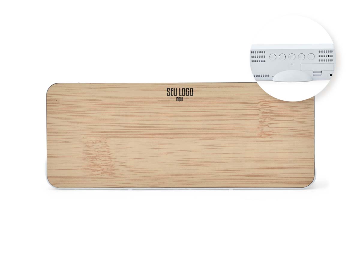 Relógio despertador feito em bambu e plástico, com painel LED que exibe hora, data e temperatura ambiente. Conta com alarme programável, com ajuste de frequência sonora e dias da semana. A luminosidade do display possui três níveis. Pode ser alimentado por 1 pilha AAA (não inclusa) ou via cabo USB 5V (incluso), unindo funcionalidade e design moderno.