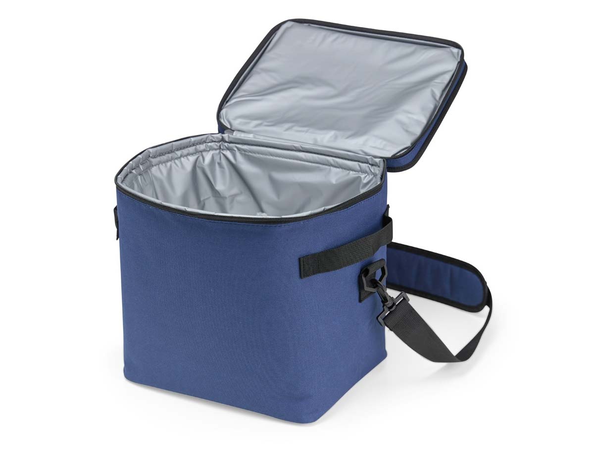 Bolsa térmica de 15L feita em poliéster resistente à água, com revestimento interno em PEVA atóxico. Conserva alimentos e bebidas em temperatura adequada, sem risco de vazamentos. Possui alça transversal removível, ideal para uso diário ou eventos ao ar livre.