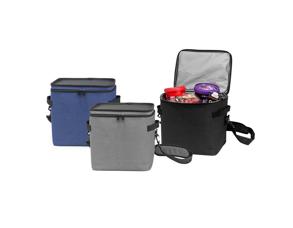Bolsa térmica de 15L feita em poliéster resistente à água, com revestimento interno em PEVA atóxico. Conserva alimentos e bebidas em temperatura adequada, sem risco de vazamentos. Possui alça transversal removível, ideal para uso diário ou eventos ao ar livre.