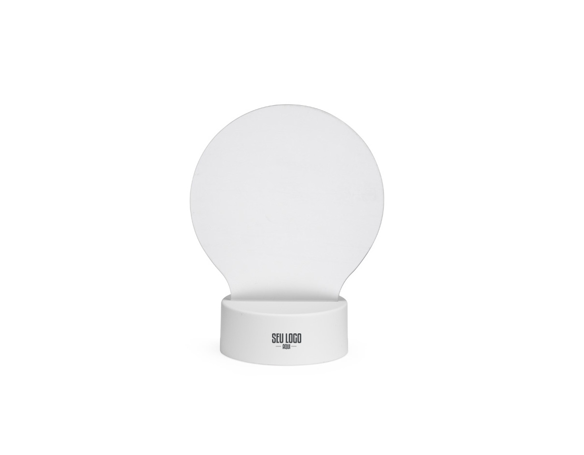 Essa luminária de LED de mesa une funcionalidade e personalização: sua tela acrílica 3D permite escrever mensagens, lembretes ou desenhos, que podem ser apagados e reescritos com a caneta plástica integrada. Alimentada por cabo USB integrado à base plástica ou por 3 pilhas AAA (não inclusas), oferece iluminação suave e interatividade.