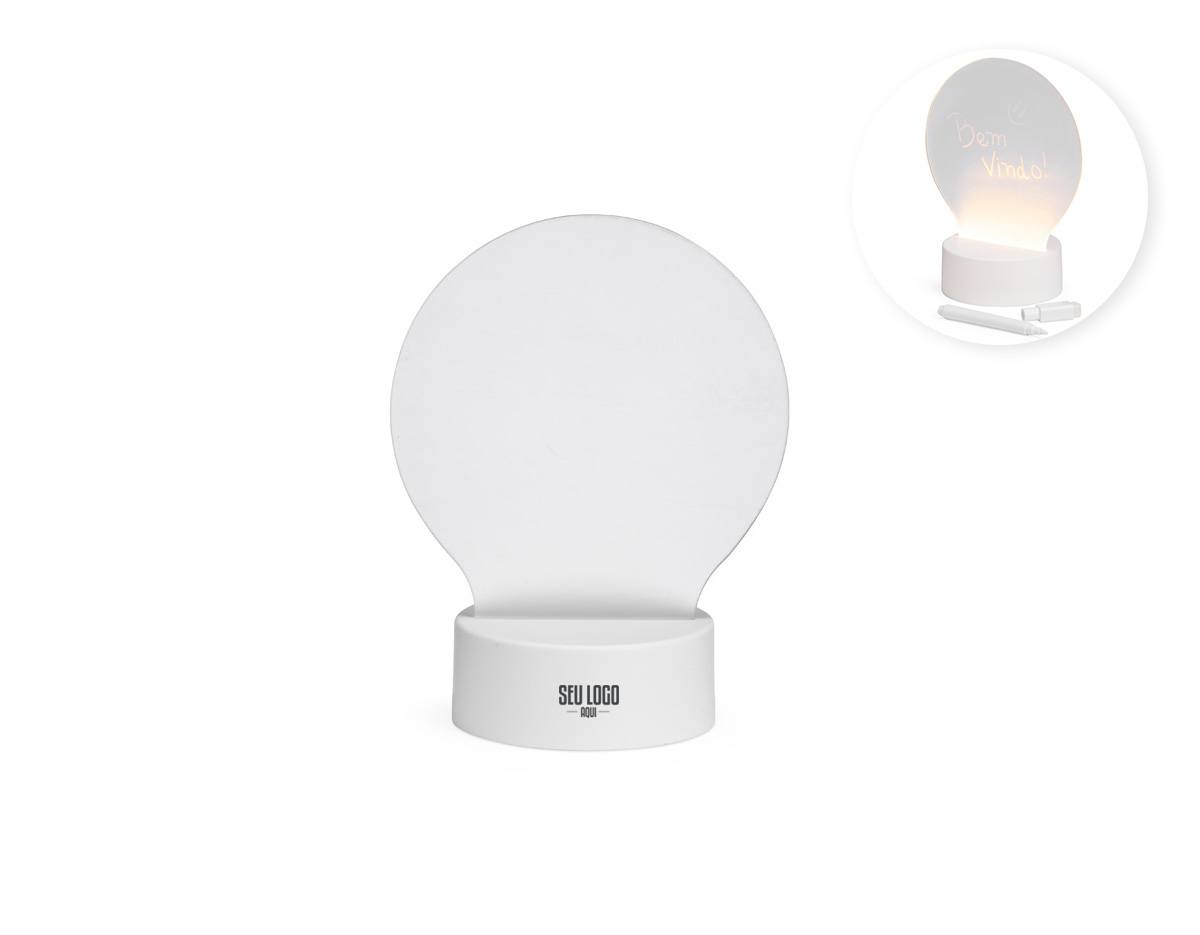Essa luminária de LED de mesa une funcionalidade e personalização: sua tela acrílica 3D permite escrever mensagens, lembretes ou desenhos, que podem ser apagados e reescritos com a caneta plástica integrada. Alimentada por cabo USB integrado à base plástica ou por 3 pilhas AAA (não inclusas), oferece iluminação suave e interatividade.