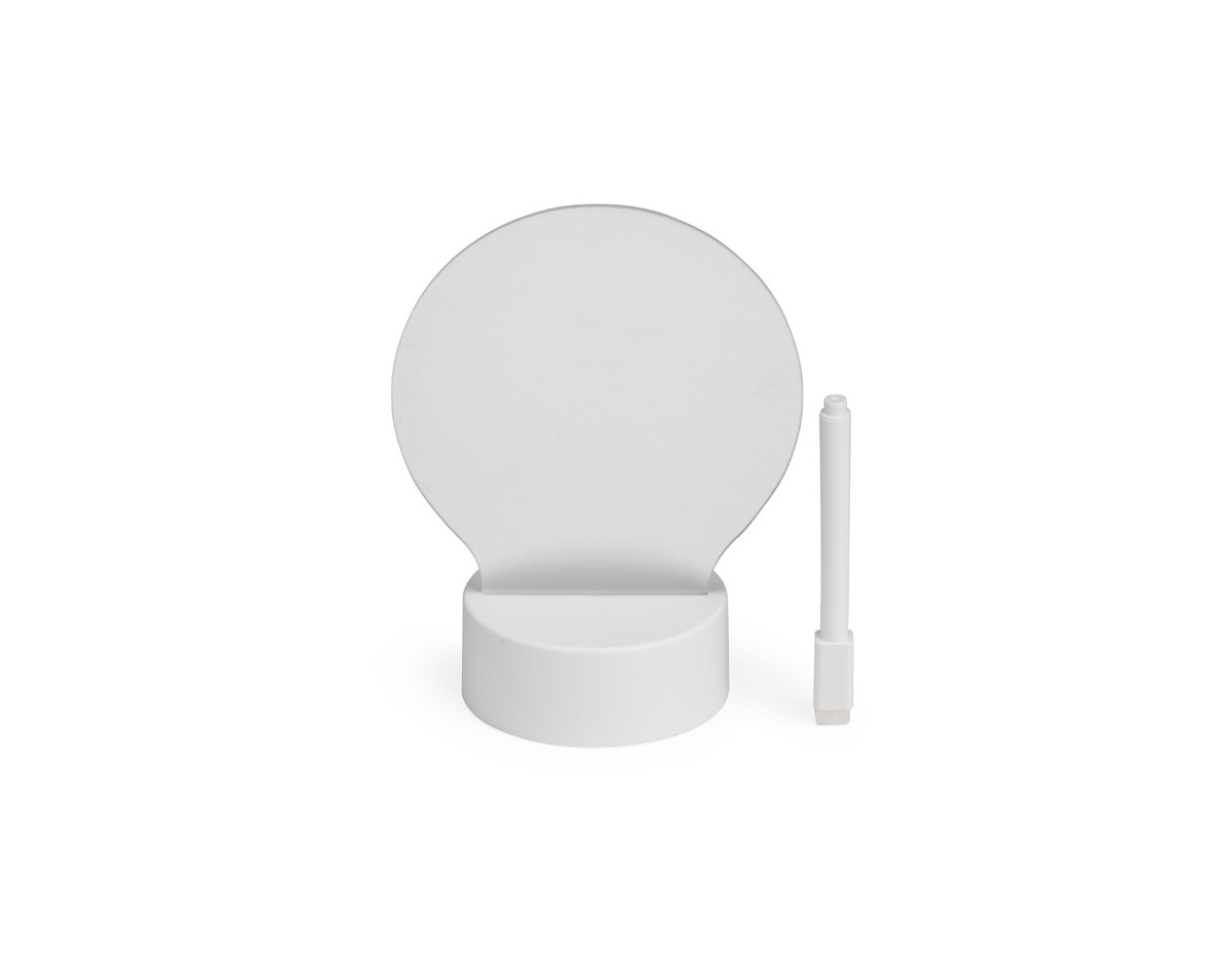 Essa luminária de LED de mesa une funcionalidade e personalização: sua tela acrílica 3D permite escrever mensagens, lembretes ou desenhos, que podem ser apagados e reescritos com a caneta plástica integrada. Alimentada por cabo USB integrado à base plástica ou por 3 pilhas AAA (não inclusas), oferece iluminação suave e interatividade.