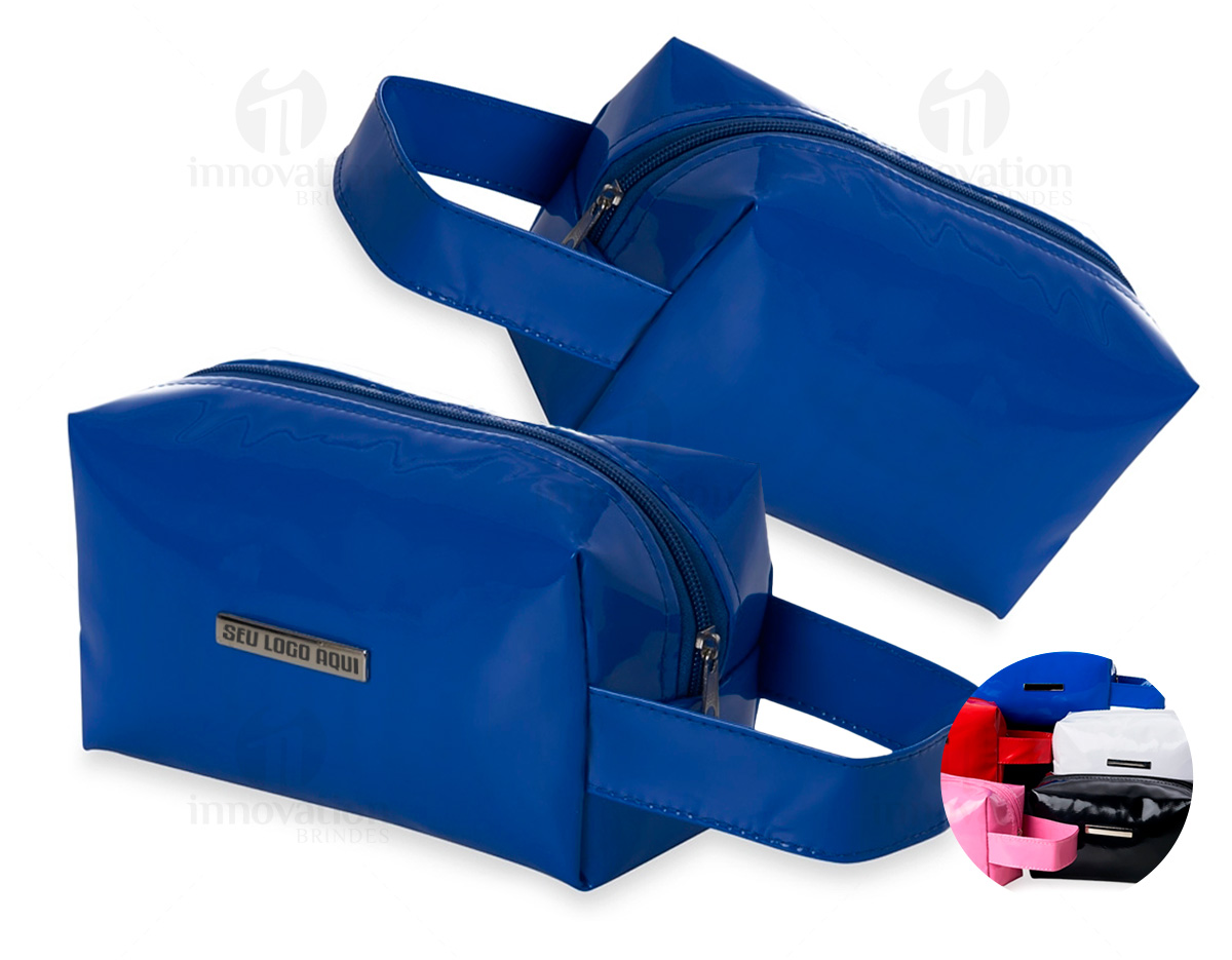Nécessaire impermeável de vinil com plaquinha metálica para personalização, possui alça lateral, zíper e forro de tnt. Possui plaquinha metálica fixa no centro, para gravação.