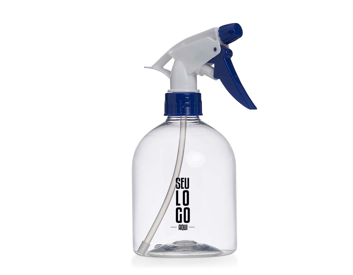 Frasco plástico com capacidade de 500ml, equipado com válvula spray e sistema de regulagem. A ponteira rotativa permite alternar entre os modos jato, spray e trava, oferecendo praticidade e controle no uso de líquidos.