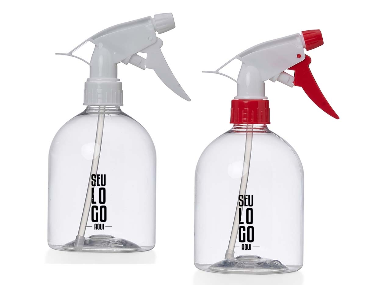 Frasco plástico com capacidade de 500ml, equipado com válvula spray e sistema de regulagem. A ponteira rotativa permite alternar entre os modos jato, spray e trava, oferecendo praticidade e controle no uso de líquidos.