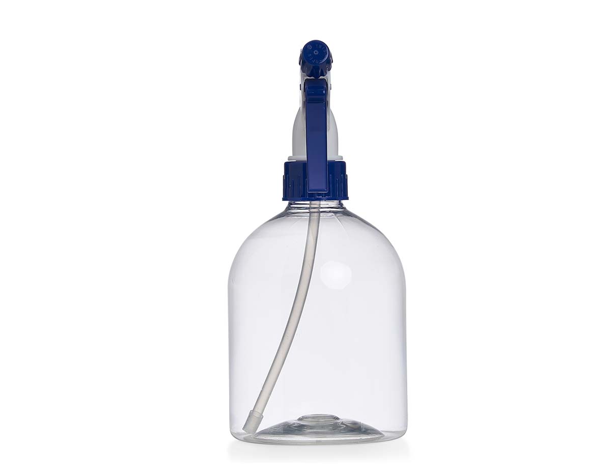 Frasco plástico com capacidade de 500ml, equipado com válvula spray e sistema de regulagem. A ponteira rotativa permite alternar entre os modos jato, spray e trava, oferecendo praticidade e controle no uso de líquidos.