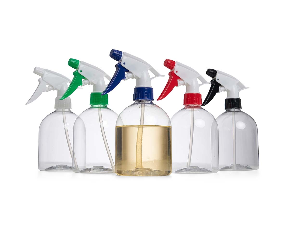 Frasco plástico com capacidade de 500ml, equipado com válvula spray e sistema de regulagem. A ponteira rotativa permite alternar entre os modos jato, spray e trava, oferecendo praticidade e controle no uso de líquidos.