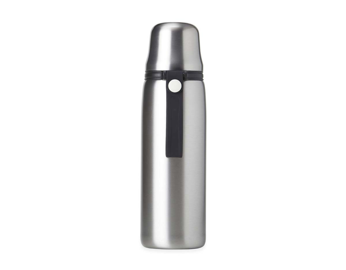 Garrafa térmica feita em inox 304 com parede dupla, capacidade de 850ml. Com alça emborrachada para transporte, a garrafa contém filtro infusor, tampa com botão de acionamento e tampa externa utilizável como copo.