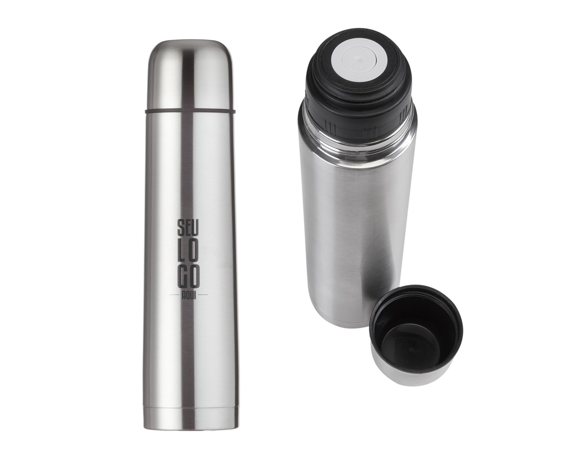 Garrafa térmica de inox com 1 litro de capacidade, parede dupla e isolamento a vácuo para manter a temperatura de líquidos por mais tempo. Possui tampa interna vedante e tampa externa que funciona como copo de 150 ml. Acompanha estojo em PU com alça ajustável para transporte prático e elegante.