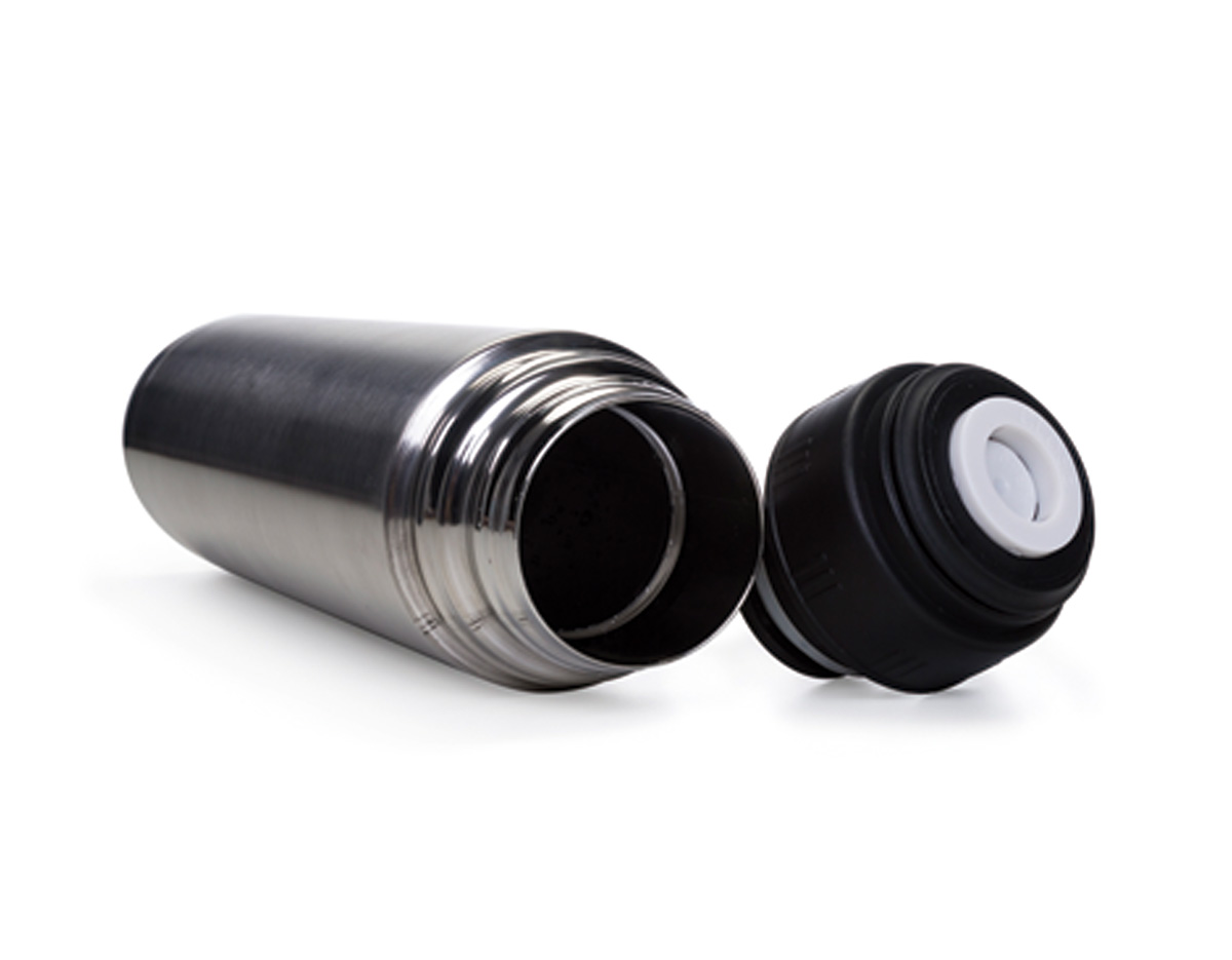 Garrafa térmica de inox com 1 litro de capacidade, parede dupla e isolamento a vácuo para manter a temperatura de líquidos por mais tempo. Possui tampa interna vedante e tampa externa que funciona como copo de 150 ml. Acompanha estojo em PU com alça ajustável para transporte prático e elegante.