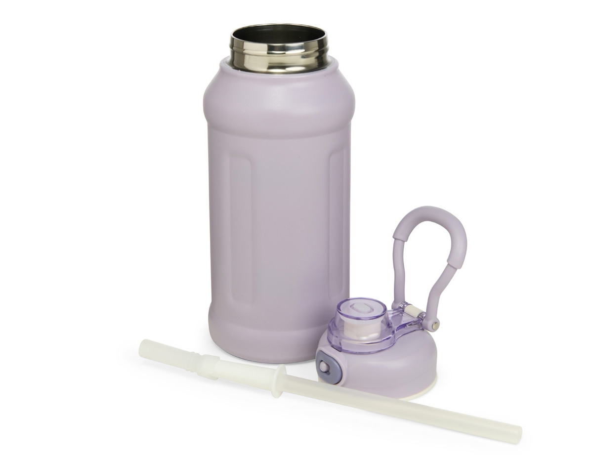 Garrafa térmica inox de 850ml com parede dupla e isolamento a vácuo, ideal para conservar a temperatura dos líquidos. Possui tampa plástica com alça reforçada, trava de segurança no bocal e canudo reutilizável. Design esportivo e robusto, pensada para uso prático no dia a dia.