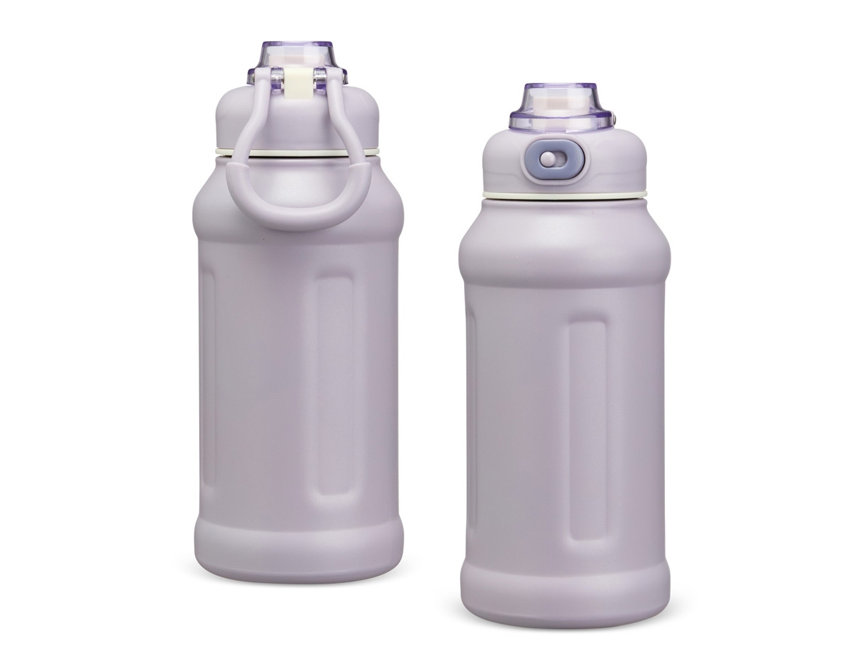 Garrafa térmica inox de 850ml com parede dupla e isolamento a vácuo, ideal para conservar a temperatura dos líquidos. Possui tampa plástica com alça reforçada, trava de segurança no bocal e canudo reutilizável. Design esportivo e robusto, pensada para uso prático no dia a dia.