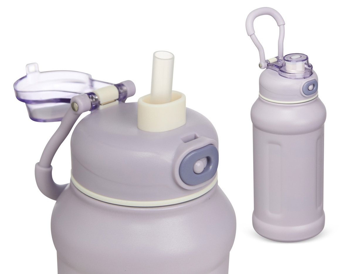 Garrafa térmica inox de 850ml com parede dupla e isolamento a vácuo, ideal para conservar a temperatura dos líquidos. Possui tampa plástica com alça reforçada, trava de segurança no bocal e canudo reutilizável. Design esportivo e robusto, pensada para uso prático no dia a dia.