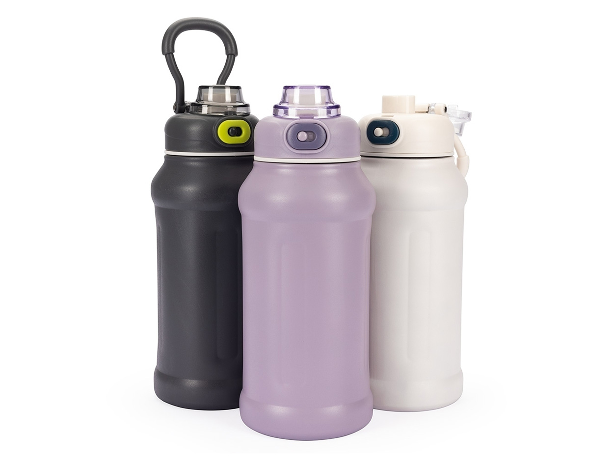 Garrafa térmica inox de 850ml com parede dupla e isolamento a vácuo, ideal para conservar a temperatura dos líquidos. Possui tampa plástica com alça reforçada, trava de segurança no bocal e canudo reutilizável. Design esportivo e robusto, pensada para uso prático no dia a dia.
