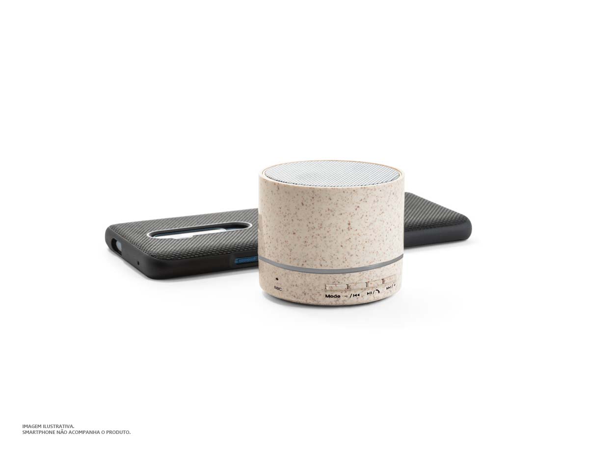 Caixa de som portátil com microfone, feita de fibra de palha de trigo e ABS reciclado. Possui BT 5.3, potência de 3W, bateria de 400 mAh e autonomia de cerca de 4h30. Conta com leitor de cartão microSD, entrada AUX, USB-A, e atende chamadas. Acompanha cabo USB e caixa kraft reutilizável como suporte.