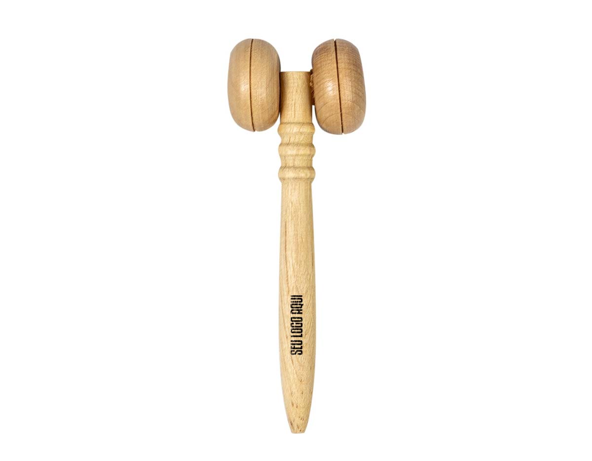 Kit banho com 6 peças: escova de madeira para cabelos, pedra-pomes para esfoliação, massageador facial de madeira, duas esponjas e balde de madeira com alça de corda. Ideal para proporcionar cuidados e conforto durante o banho, com itens funcionais e materiais naturais.