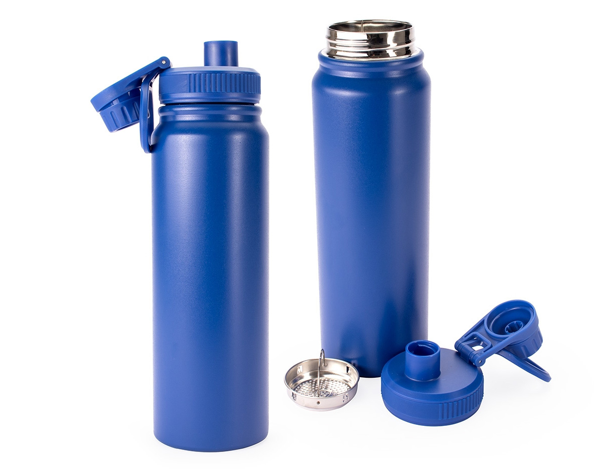 Garrafa térmica em inox com design moderno e funcional, ideal para acompanhar sua rotina com praticidade e estilo. Possui capacidade de 750ml, parede dupla com isolamento a vácuo e cesto infusor interno de 5cm em inox, perfeita para o preparo de chás. Seu sistema de vedação evita vazamentos e mantém a temperatura por mais tempo, sem transmitir calor ou frio ao toque. A tampa rosqueável com proteção no bocal e a alça flexível garantem segurança e mobilidade no uso diário. Um item versátil, durável e indispensável para quem busca desempenho e elegância no dia a dia.