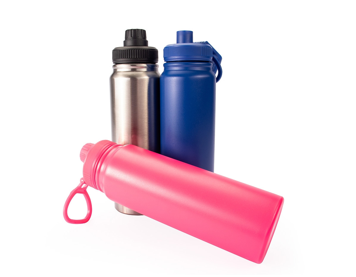 Garrafa térmica em inox com design moderno e funcional, ideal para acompanhar sua rotina com praticidade e estilo. Possui capacidade de 750ml, parede dupla com isolamento a vácuo e cesto infusor interno de 5cm em inox, perfeita para o preparo de chás. Seu sistema de vedação evita vazamentos e mantém a temperatura por mais tempo, sem transmitir calor ou frio ao toque. A tampa rosqueável com proteção no bocal e a alça flexível garantem segurança e mobilidade no uso diário. Um item versátil, durável e indispensável para quem busca desempenho e elegância no dia a dia.