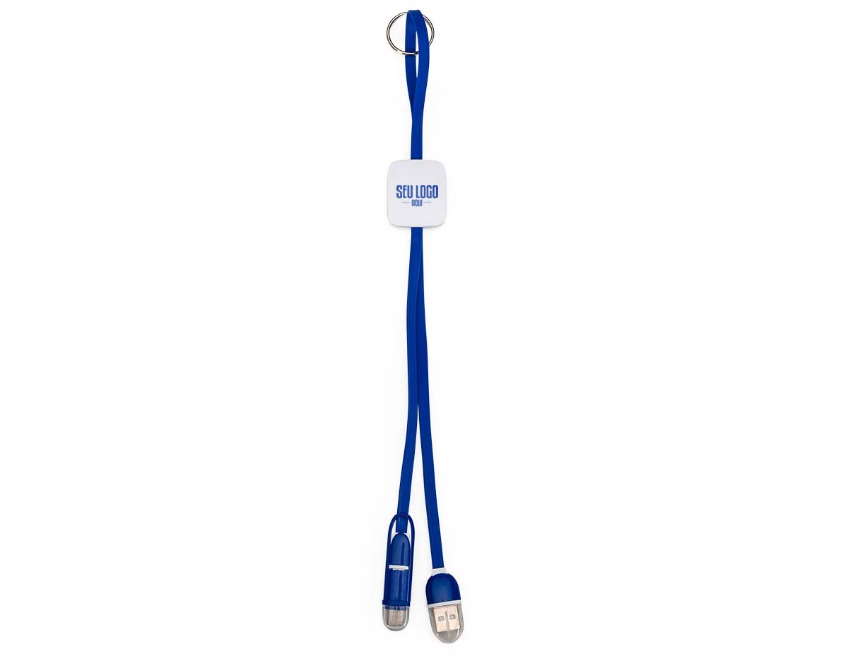 Cabo de dados USB com três conectores: Lightning, V8 e Tipo-C, compatíveis com diversos dispositivos. Possui base plástica quadrada para personalização, tampas protetoras para os conectores e argola para uso como chaveiro, facilitando o transporte e a organização.