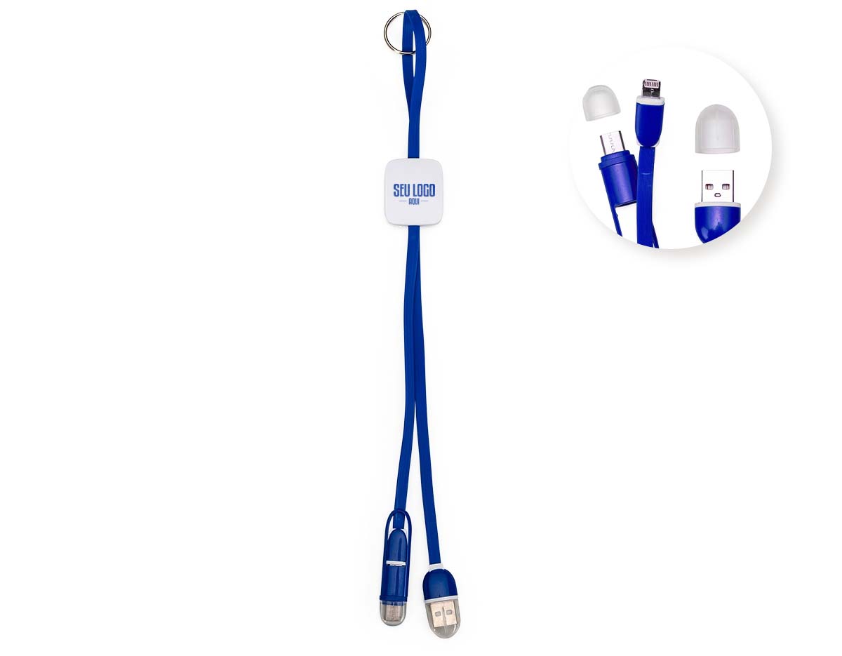 Cabo de dados USB com três conectores: Lightning, V8 e Tipo-C, compatíveis com diversos dispositivos. Possui base plástica quadrada para personalização, tampas protetoras para os conectores e argola para uso como chaveiro, facilitando o transporte e a organização.