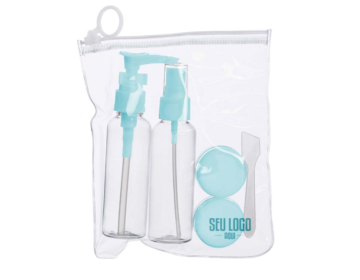 O ChatGPT disse: Kit viagem com 5 peças em estojo ziplock: frasco de 70 ml com tampa spray, frasco de 70 ml com tampa pump, dois potes de 10 ml com tampa rosqueável e mini espátula fosca. Frascos em plástico e estojo em PVC com puxador.