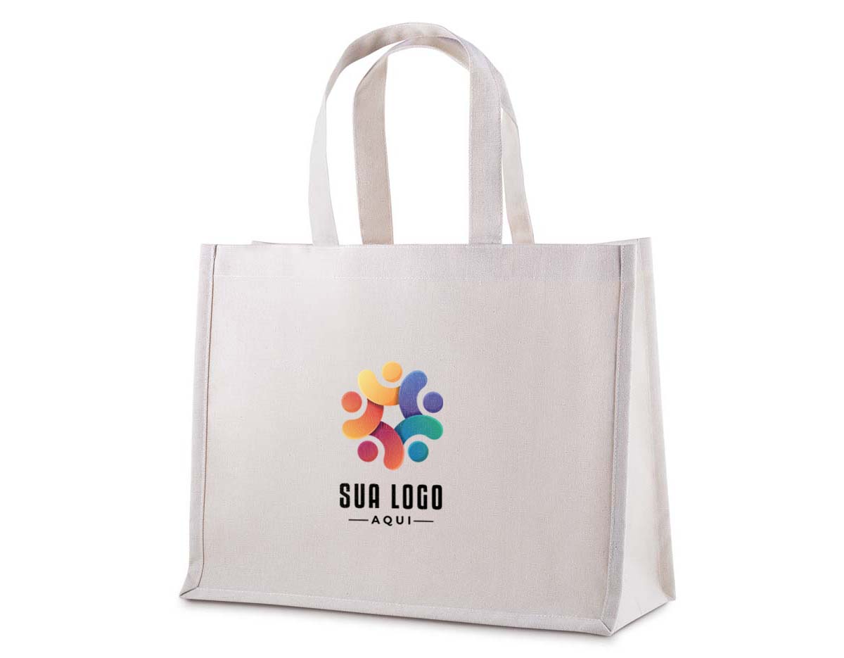 Sacola confeccionada em algodão cru de 220g/m², possui base plana que proporciona maior estabilidade ao apoiar objetos. Ideal para transporte de itens variados, combinando resistência e praticidade no uso diário.