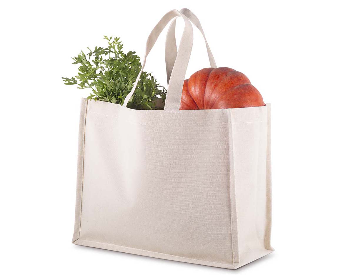 Sacola confeccionada em algodão cru de 220g/m², possui base plana que proporciona maior estabilidade ao apoiar objetos. Ideal para transporte de itens variados, combinando resistência e praticidade no uso diário.