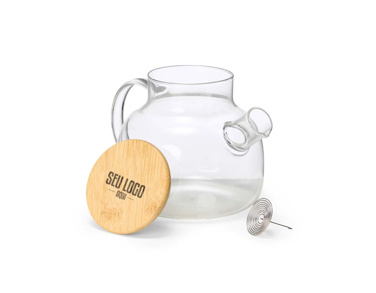 Uma chaleira em estilo clássico e refinado, com capacidade máxima de 1 litro, para deixar a hora do chá mais agradável. Feita em vidro borossilicato, material conhecido por sua resistência e durabilidade, esta chaleira pode ser levada a fogo baixo, suporta variações de temperatura sem danificar, é fácil de limpar e não absorve odores, sabores ou manchas, mantendo a integridade do gosto e aroma de cada infusão. Ela possui tampa em bambu com vedação em silicone para conservar a temperatura quente dos líquidos por mais tempo. Acompanha filtro para bico em alumínio.