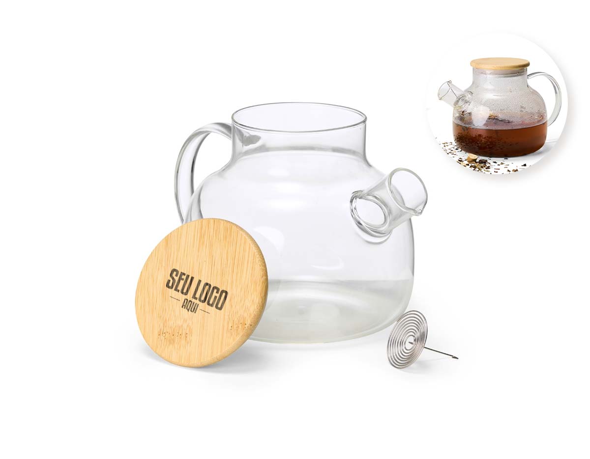 Uma chaleira em estilo clássico e refinado, com capacidade máxima de 1 litro, para deixar a hora do chá mais agradável. Feita em vidro borossilicato, material conhecido por sua resistência e durabilidade, esta chaleira pode ser levada a fogo baixo, suporta variações de temperatura sem danificar, é fácil de limpar e não absorve odores, sabores ou manchas, mantendo a integridade do gosto e aroma de cada infusão. Ela possui tampa em bambu com vedação em silicone para conservar a temperatura quente dos líquidos por mais tempo. Acompanha filtro para bico em alumínio.