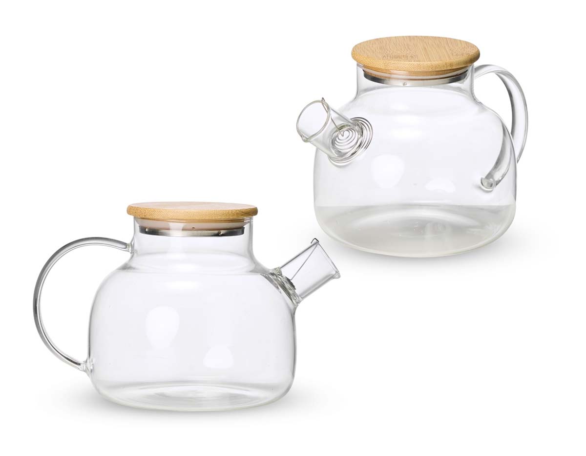 Uma chaleira em estilo clássico e refinado, com capacidade máxima de 1 litro, para deixar a hora do chá mais agradável. Feita em vidro borossilicato, material conhecido por sua resistência e durabilidade, esta chaleira pode ser levada a fogo baixo, suporta variações de temperatura sem danificar, é fácil de limpar e não absorve odores, sabores ou manchas, mantendo a integridade do gosto e aroma de cada infusão. Ela possui tampa em bambu com vedação em silicone para conservar a temperatura quente dos líquidos por mais tempo. Acompanha filtro para bico em alumínio.