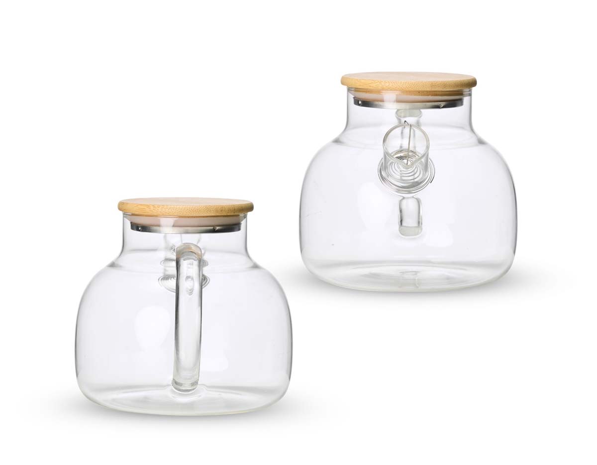 Uma chaleira em estilo clássico e refinado, com capacidade máxima de 1 litro, para deixar a hora do chá mais agradável. Feita em vidro borossilicato, material conhecido por sua resistência e durabilidade, esta chaleira pode ser levada a fogo baixo, suporta variações de temperatura sem danificar, é fácil de limpar e não absorve odores, sabores ou manchas, mantendo a integridade do gosto e aroma de cada infusão. Ela possui tampa em bambu com vedação em silicone para conservar a temperatura quente dos líquidos por mais tempo. Acompanha filtro para bico em alumínio.