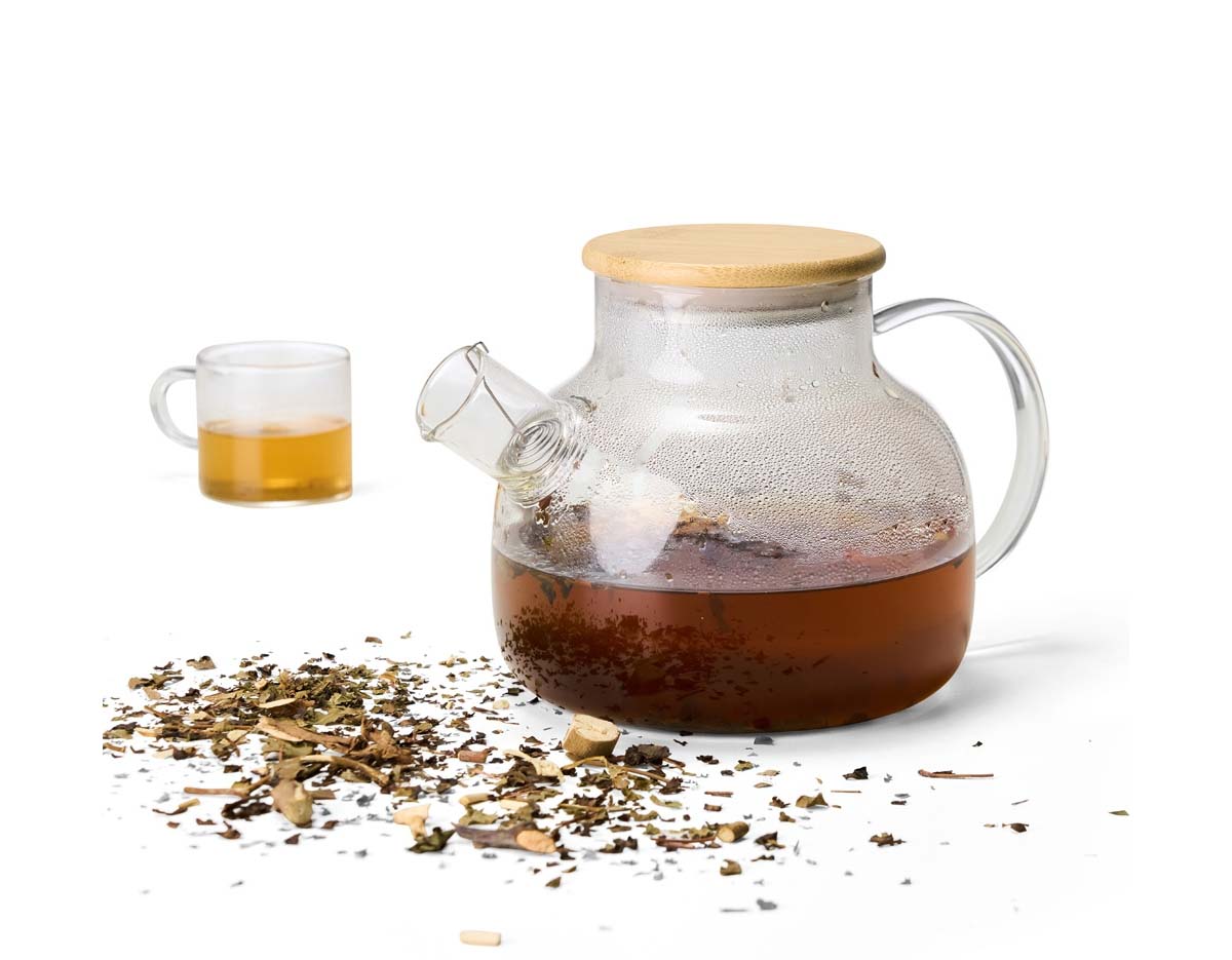 Uma chaleira em estilo clássico e refinado, com capacidade máxima de 1 litro, para deixar a hora do chá mais agradável. Feita em vidro borossilicato, material conhecido por sua resistência e durabilidade, esta chaleira pode ser levada a fogo baixo, suporta variações de temperatura sem danificar, é fácil de limpar e não absorve odores, sabores ou manchas, mantendo a integridade do gosto e aroma de cada infusão. Ela possui tampa em bambu com vedação em silicone para conservar a temperatura quente dos líquidos por mais tempo. Acompanha filtro para bico em alumínio.