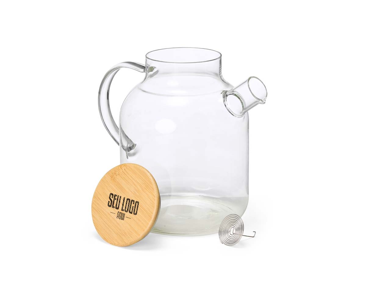Uma chaleira de estilo clássico inconfundível e feita para transformar a hora do chá em uma experiência ainda mais agradável. Feita em vidro borossilicato e com capacidade máxima de 1,8 litros, esta chaleira suporta variações de temperatura, pode ser levada a fogo baixo, é fácil de limpar e não retém odores, sabores ou manchas, assegurando infusões livres de possíveis alterações provocadas pelo recipiente de preparo. Sua tampa em bambu contém vedação em vidro para ajudar a conservar a temperatura quente dos líquidos por mais tempo. Além disso, a chaleira também acompanha filtro para bico em alumínio.