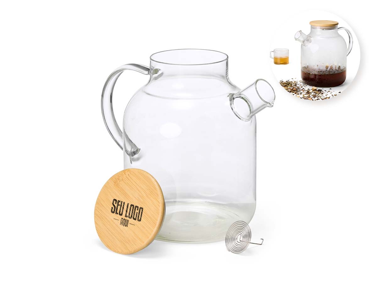 Uma chaleira de estilo clássico inconfundível e feita para transformar a hora do chá em uma experiência ainda mais agradável. Feita em vidro borossilicato e com capacidade máxima de 1,8 litros, esta chaleira suporta variações de temperatura, pode ser levada a fogo baixo, é fácil de limpar e não retém odores, sabores ou manchas, assegurando infusões livres de possíveis alterações provocadas pelo recipiente de preparo. Sua tampa em bambu contém vedação em vidro para ajudar a conservar a temperatura quente dos líquidos por mais tempo. Além disso, a chaleira também acompanha filtro para bico em alumínio.