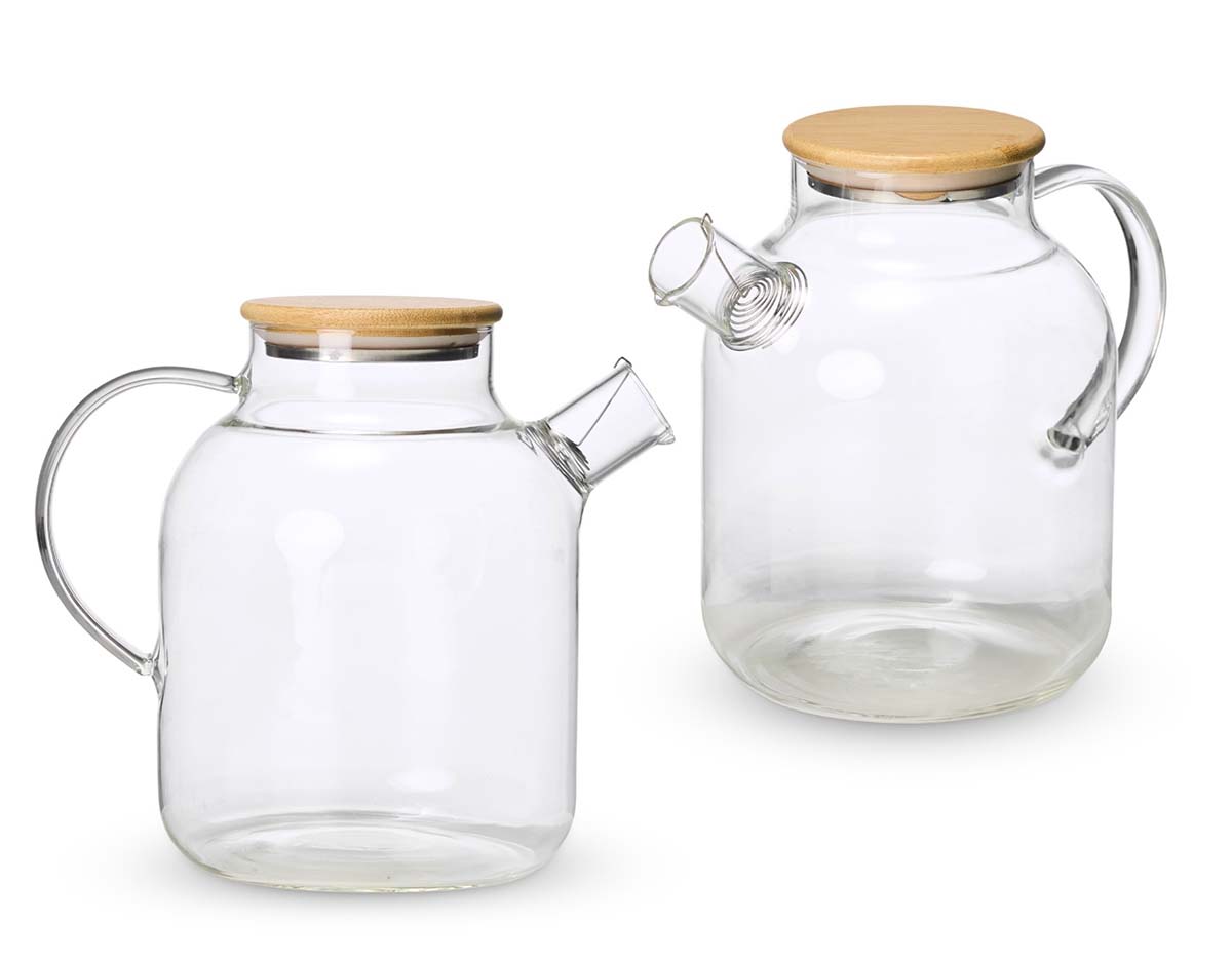 Uma chaleira de estilo clássico inconfundível e feita para transformar a hora do chá em uma experiência ainda mais agradável. Feita em vidro borossilicato e com capacidade máxima de 1,8 litros, esta chaleira suporta variações de temperatura, pode ser levada a fogo baixo, é fácil de limpar e não retém odores, sabores ou manchas, assegurando infusões livres de possíveis alterações provocadas pelo recipiente de preparo. Sua tampa em bambu contém vedação em vidro para ajudar a conservar a temperatura quente dos líquidos por mais tempo. Além disso, a chaleira também acompanha filtro para bico em alumínio.