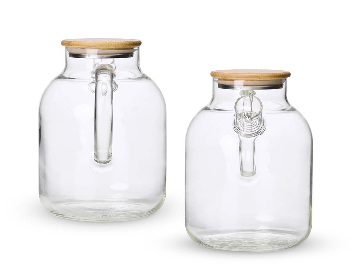 Uma chaleira de estilo clássico inconfundível e feita para transformar a hora do chá em uma experiência ainda mais agradável. Feita em vidro borossilicato e com capacidade máxima de 1,8 litros, esta chaleira suporta variações de temperatura, pode ser levada a fogo baixo, é fácil de limpar e não retém odores, sabores ou manchas, assegurando infusões livres de possíveis alterações provocadas pelo recipiente de preparo. Sua tampa em bambu contém vedação em vidro para ajudar a conservar a temperatura quente dos líquidos por mais tempo. Além disso, a chaleira também acompanha filtro para bico em alumínio.