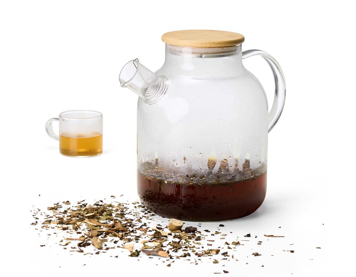 Uma chaleira de estilo clássico inconfundível e feita para transformar a hora do chá em uma experiência ainda mais agradável. Feita em vidro borossilicato e com capacidade máxima de 1,8 litros, esta chaleira suporta variações de temperatura, pode ser levada a fogo baixo, é fácil de limpar e não retém odores, sabores ou manchas, assegurando infusões livres de possíveis alterações provocadas pelo recipiente de preparo. Sua tampa em bambu contém vedação em vidro para ajudar a conservar a temperatura quente dos líquidos por mais tempo. Além disso, a chaleira também acompanha filtro para bico em alumínio.