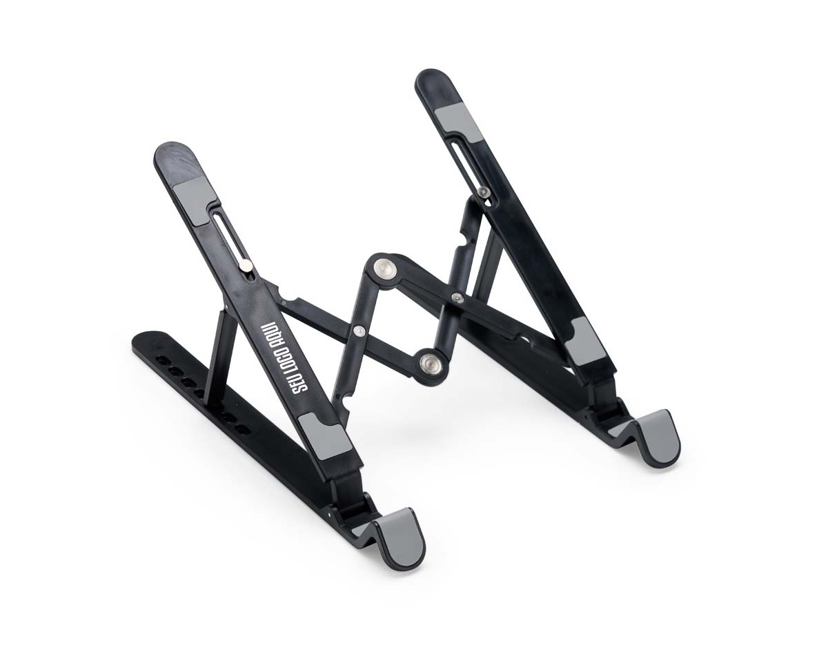 Um suporte para notebook retrátil que combina com qualquer ambiente. Feito em plástico resistente, o suporte conta com até sete posições de ajustes para oferecer mais opções para apoiar notebooks de até 15,6 polegadas, tudo isso sem abrir mão da ergonomia e elegância, essenciais para um bom desempenho ou apresentação das mais variadas atividades. Ele também conta com tiras laterais em silicone para ajudar a manter o aparelho mais firme e, além disso, o formato do suporte contém um design aberto para facilitar a dissipação de calor do eletrônico sobre ele.