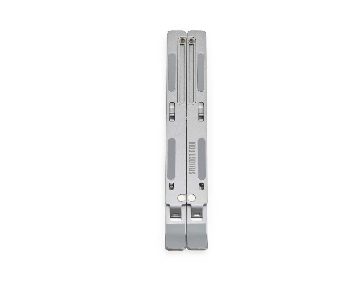 Um suporte retrátil que é uma opção prática para acomodar notebooks de forma apropriada em qualquer ambiente, seja para estudos, trabalho ou apresentações. Feito em metal resistente, apresenta até sete níveis de ajuste para oferecer ergonomia e elegância para apoiar notebooks de até 15,6 polegadas. Além disso, também conta com tiras de silicone distribuídas por sua lateral para ajudar a manter o aparelho mais firme e, além disso, o formato do suporte contém um design aberto para facilitar a dissipação de calor do eletrônico sobre ele.