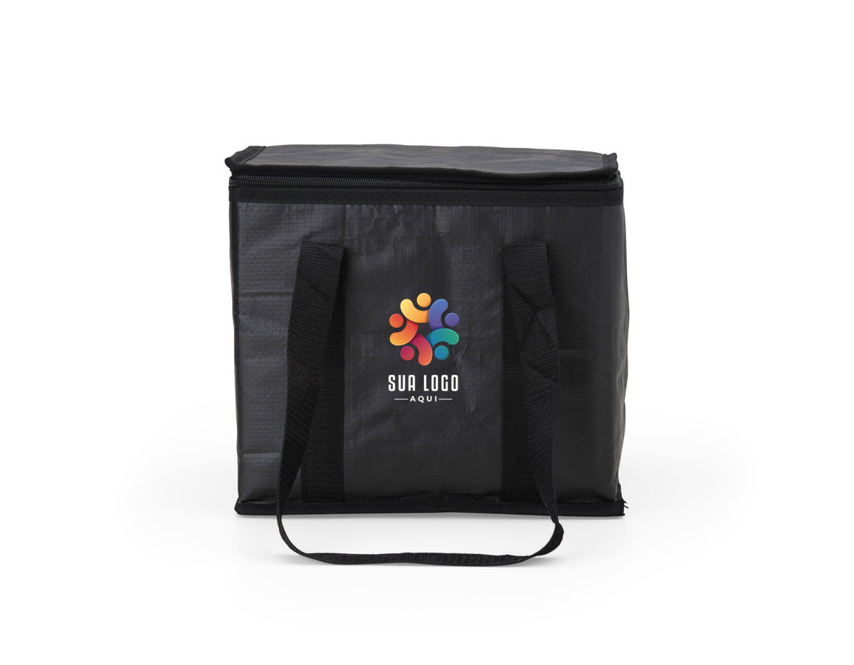 Bolsa térmica em polietileno com capacidade de 12 litros, ideal para conservar alimentos e bebidas na temperatura adequada. Possui alça de mão em nylon, que garante praticidade e conforto no transporte. Leve, resistente e funcional, é perfeita para piqueniques, viagens, trabalho ou ações promocionais.